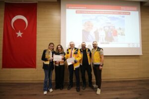 T.C. Bayrağı ve etkileyici etkinlik görüntüsüyle basın ve medya iletişimi.